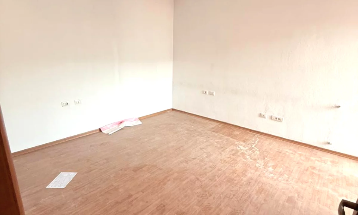 Shtepi ne shitje Apartament ne Tirane, 2+1, Mobilimi Bosh, pa mobiluar, Pagesa 250,000  Euro.