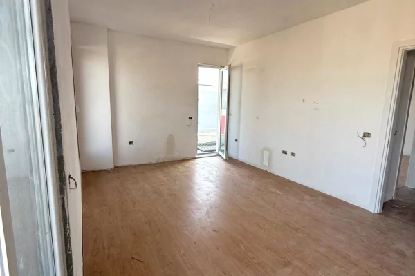 Shtepi ne shitje Apartament ne Tirane, 2+1, Mobilimi Bosh, pa mobiluar, Pagesa 128,500  Euro.