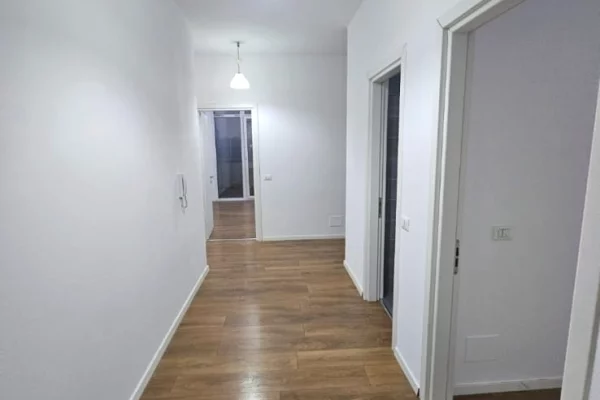 Ambient biznesi me qera 3+1 ne Tirane - 130,000 Leke