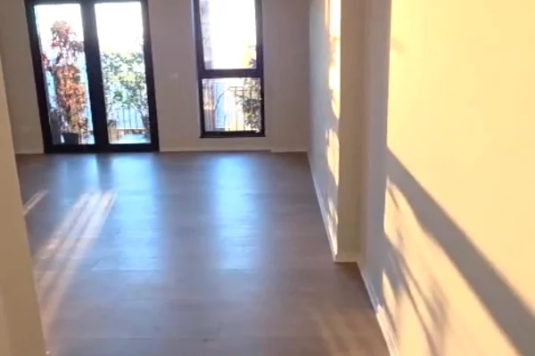 Ambient biznesi me qera 3+1 ne Tirane - 250,000 Leke
