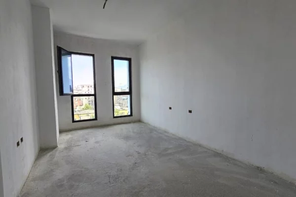 Shtepi ne shitje Apartament ne Tirane, 2+1, Mobilimi Bosh, pa mobiluar, Pagesa 326,400  Euro.
