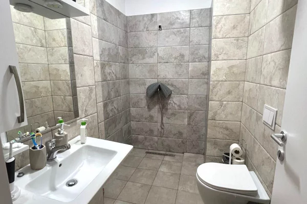 Shtepi me qera Apartament ne Tirane, 2+1, Mobilimi E mobiluar, Pagesa 90,000  Leke.