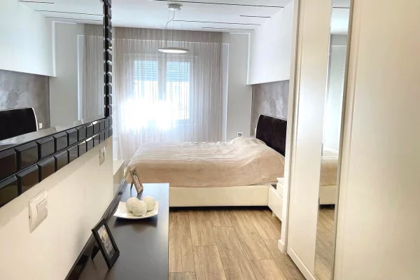 Shtepi me qera Apartament ne Tirane, 3+1, Mobilimi E mobiluar, Pagesa 130,000  Leke.