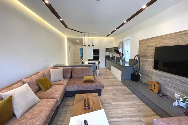Shtepi me qera 3+1 ne Tirane - 130,000 Leke