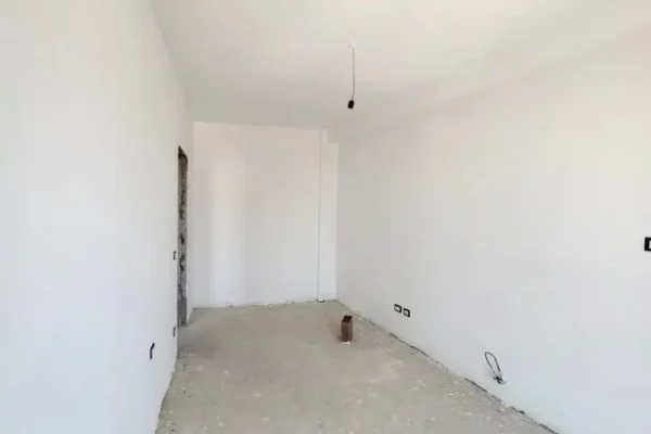 Shtepi ne shitje Apartament ne Tirane, 1+1, Mobilimi Bosh, pa mobiluar, Pagesa 130,000  Euro.
