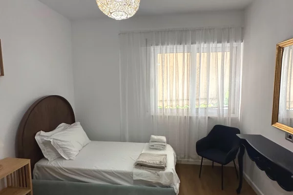 Shtepi me qera Apartament ne Tirane, 2+1, Mobilimi E mobiluar, Pagesa 900  Euro.