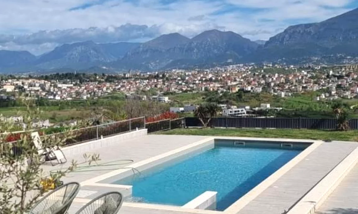 Shtepi me qera Vila Luksoze ne Tirane, 5+1, Mobilimi E mobiluar, Pagesa 4,000  Euro.