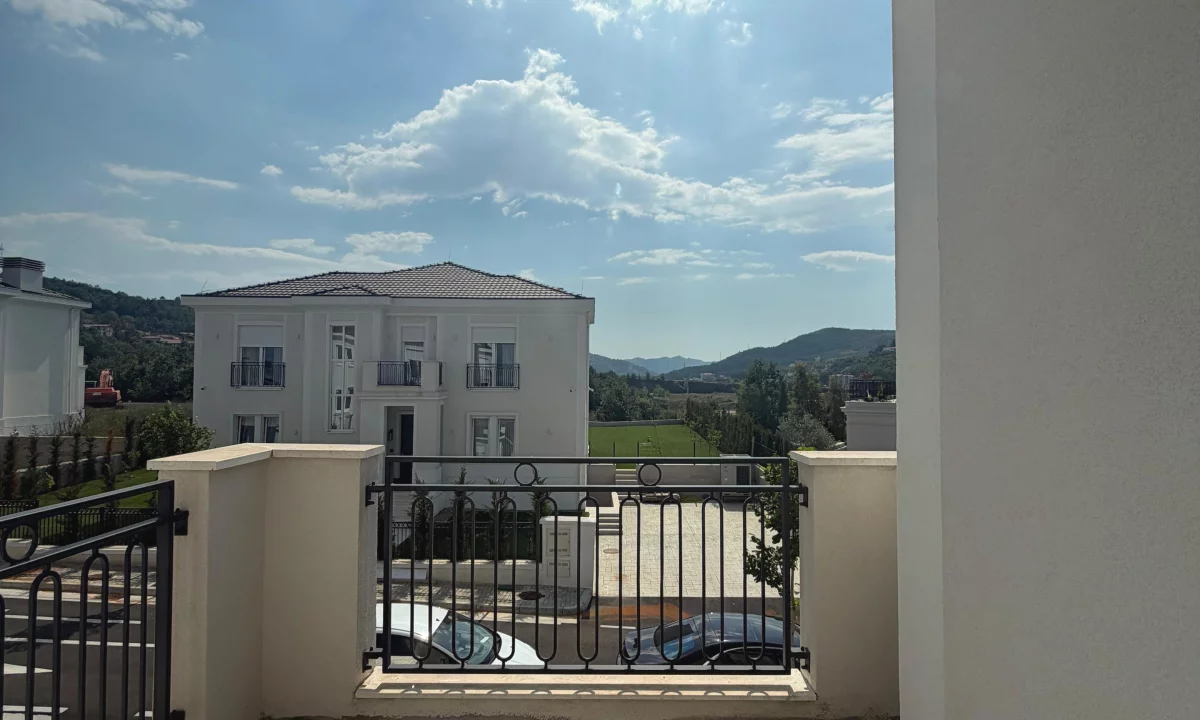 Shtepi ne shitje Vila Luksoze ne Tirane, 5+1, Mobilimi Bosh, pa mobiluar, Pagesa 1,350,000  Euro.