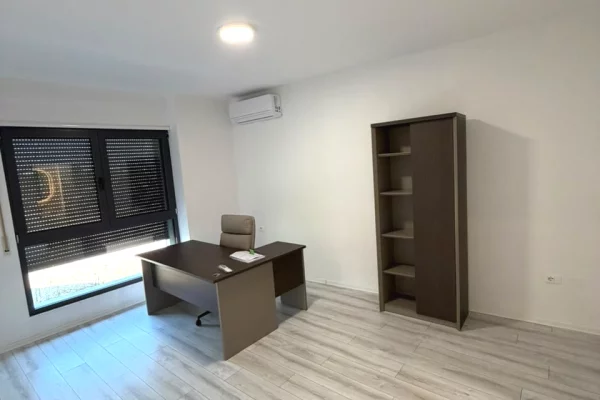 Ambient biznesi me qera 3+1 ne Tirane - 1,300 Euro