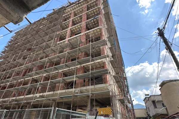 Apartament ne shitje 2+1+2 ne Xhamllik 