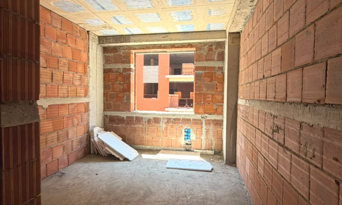 Shtepi ne shitje Apartament ne Tirane, 2+1, Mobilimi Bosh, pa mobiluar, Pagesa 107,300  Euro.