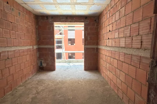Shtepi ne shitje Apartament ne Tirane, 2+1, Mobilimi Bosh, pa mobiluar, Pagesa 107,300  Euro.