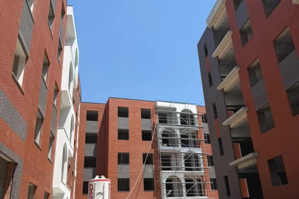 Shtepi ne shitje Apartament ne Tirane, 2+1, Mobilimi Bosh, pa mobiluar, Pagesa 107,300  Euro.