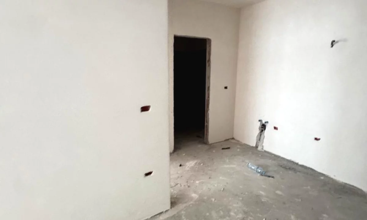 Shtepi ne shitje Apartament ne Tirane, 1+1, Mobilimi Bosh, pa mobiluar, Pagesa 82,250  Euro.