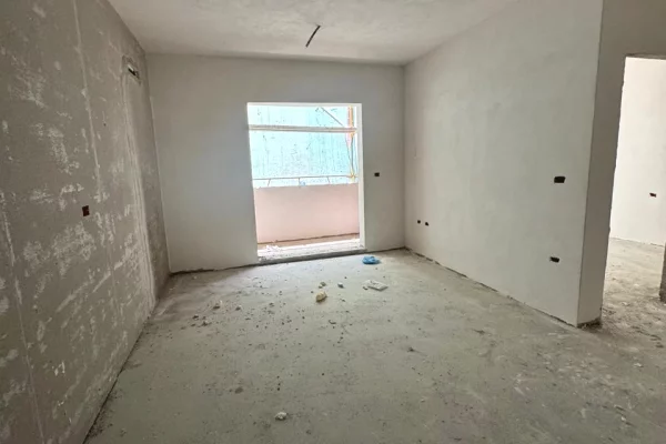 Shtepi ne shitje Apartament ne Tirane, 1+1, Mobilimi Bosh, pa mobiluar, Pagesa 82,250  Euro.