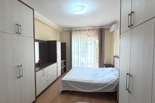 Shtepi me qera Apartament ne Tirane, 3+1, Mobilimi E mobiluar, Pagesa 95,000  Leke.