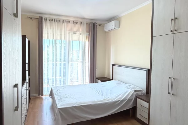 Shtepi me qera Apartament ne Tirane, 3+1, Mobilimi E mobiluar, Pagesa 95,000  Leke.
