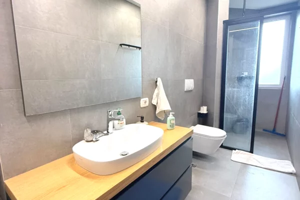 Shtepi me qera Apartament ne Tirane, 2+1, Mobilimi E mobiluar, Pagesa 60,000  Leke.