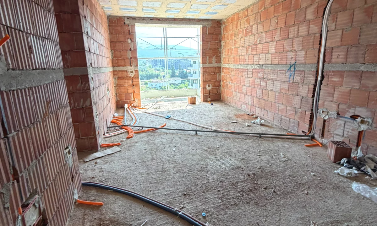 Shtepi ne shitje Apartament ne Tirane, 2+1, Mobilimi Bosh, pa mobiluar, Pagesa 115,060  Euro.