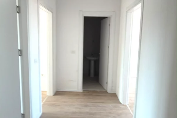 Shtepi ne shitje Apartament ne Tirane, 2+1, Mobilimi Bosh, pa mobiluar, Pagesa 135,000  Euro.