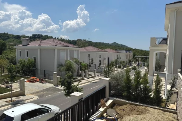 Shtepi me qera Vila Luksoze ne Tirane, 4+1, Mobilimi E mobiluar, Pagesa 5,000  Euro.