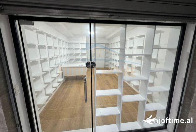 Ambiente Commerciale in Affitto 3+1 a Tirana - 500 Euro