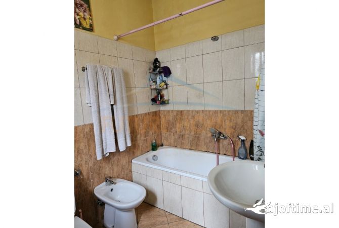 Shtepi me qera Apartament ne Tirane, Garsoniere, Mobilimi E mobiluar, Pagesa 300  Euro.