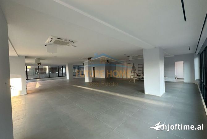 Ambiente Commerciale in Affitto 3+1 a Tirana - 5,500 Euro