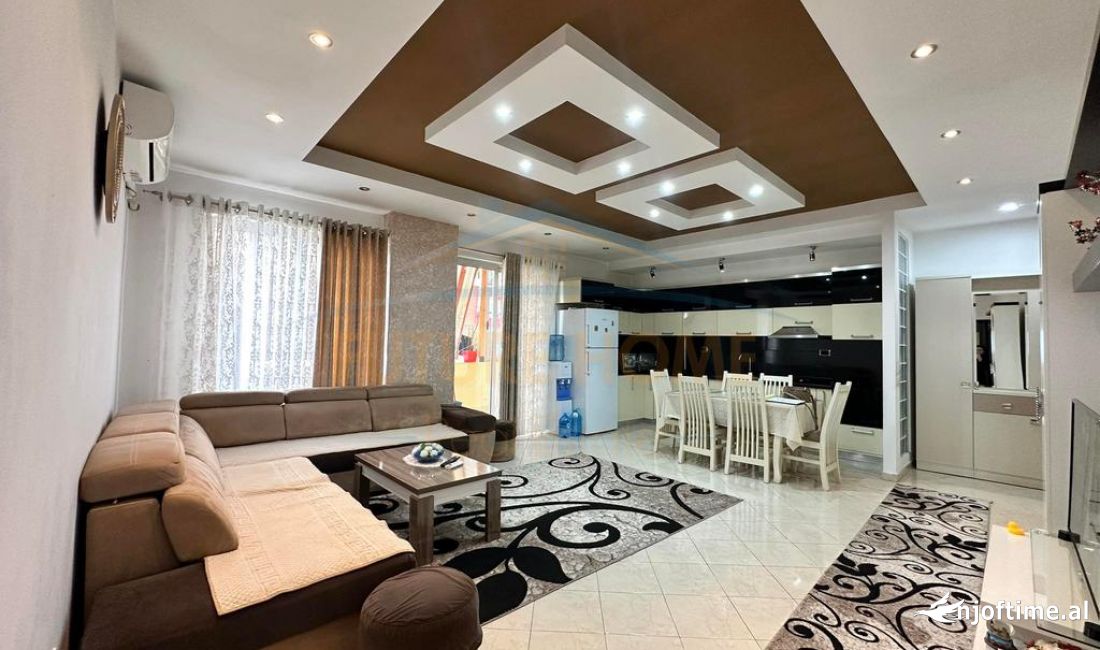 Appartamento in vendita a Tirana 2+1, Arredato