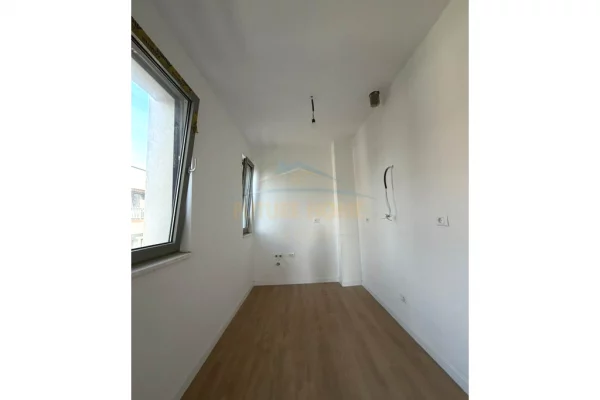 Shtepi me qera Apartament ne Tirane, 2+1, Mobilimi Bosh, pa mobiluar, Pagesa 1,200  Euro.