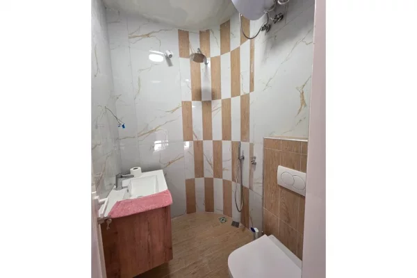 Shtepi me qera Apartament ne Tirane, 2+1, Mobilimi E mobiluar, Pagesa 700  Euro.