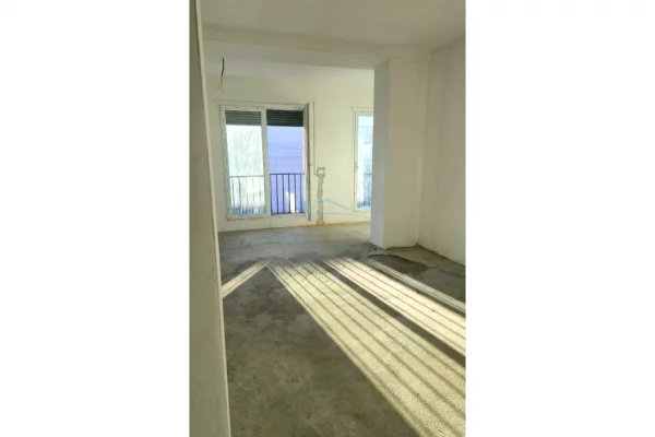 Attico(ultimo piano panoramico) in vendita a Tirana 2+1, Vuoto