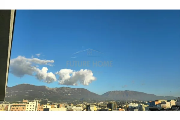 Attico(ultimo piano panoramico) in vendita a Tirana 2+1, Vuoto