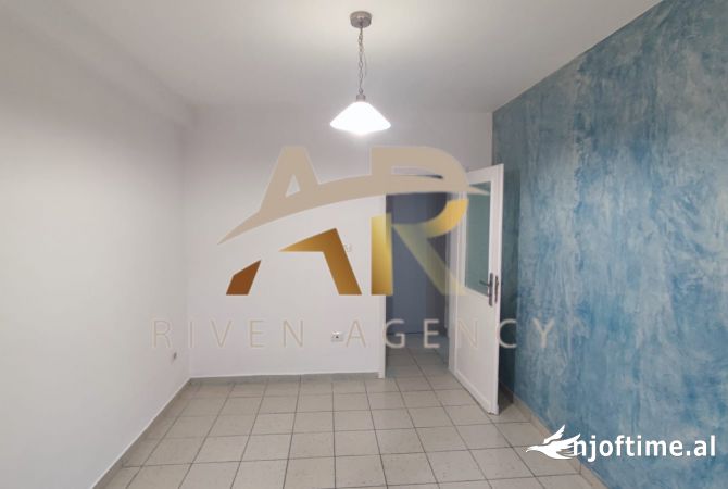 Ambiente Commerciale in Affitto 3+1 a Tirana - 35,000 Leke