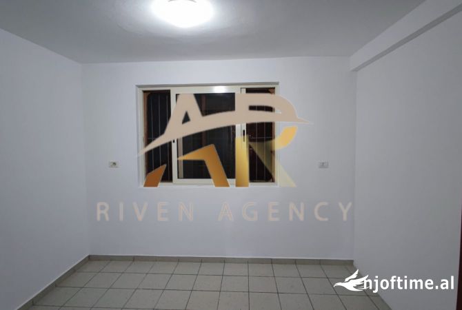 Ambiente Commerciale in Affitto 3+1 a Tirana - 35,000 Leke