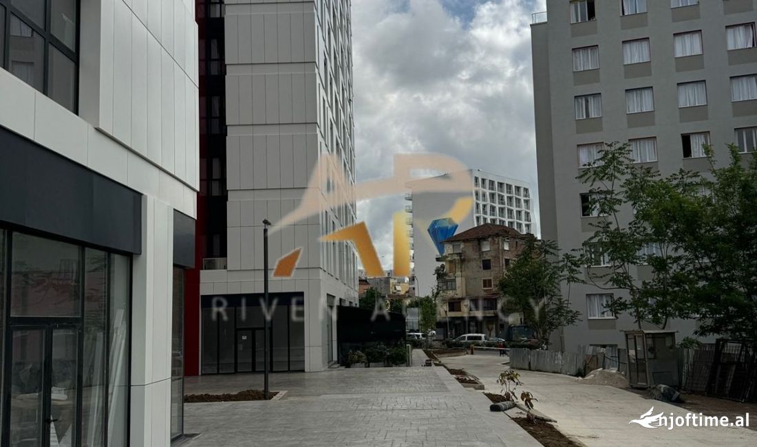 Jepet me qira dyqan tek Farmacia 10