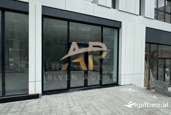 Ambiente Commerciale in Affitto 3+1 a Tirana - 800 Euro