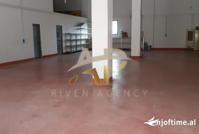Ambiente Commerciale in Affitto 4+1 a Tirana - 100,000 Leke