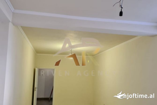 Ambiente Commerciale in Affitto 3+1 a Tirana - 700 Euro