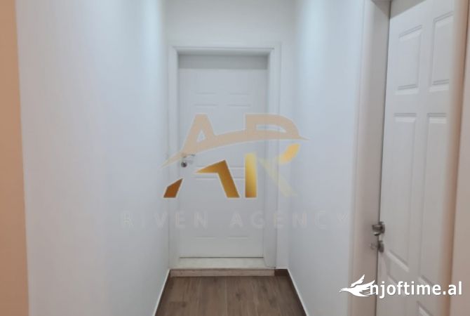 Ambiente Commerciale in Affitto 3+1 a Tirana - 700 Euro