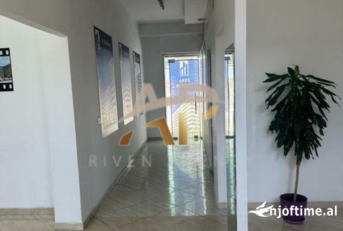 Ambiente Commerciale in Affitto 3+1 a Tirana - 70,000 Leke