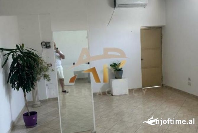 Ambiente Commerciale in Affitto 3+1 a Tirana - 70,000 Leke