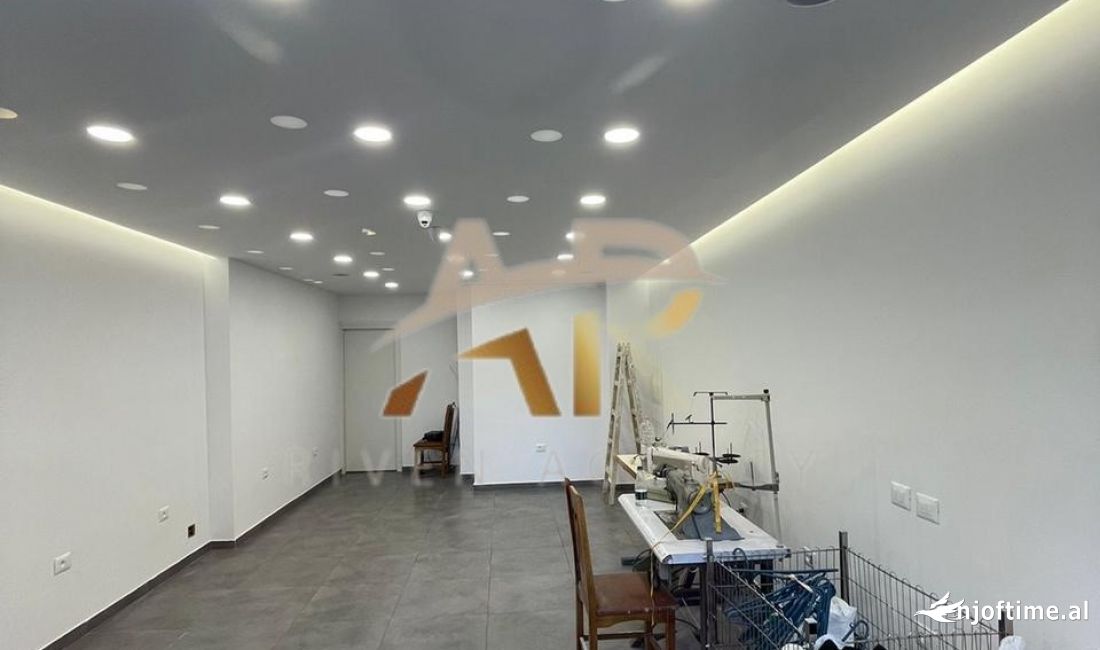 Jepet dyqan me qera te Medreseja