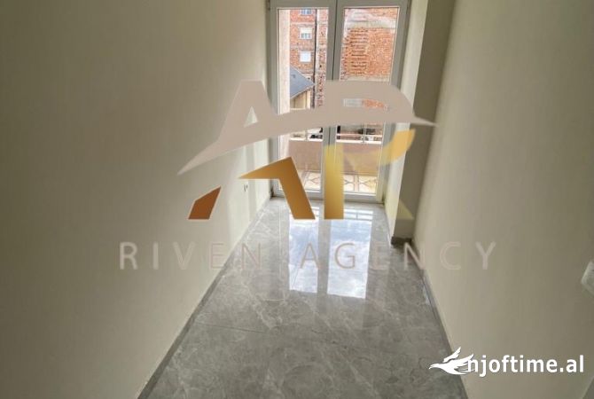 Jepet me qera ambjent biznesi 2+1 në Qendër