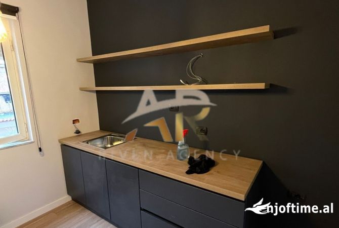 Ambiente Commerciale in Affitto 3+1 a Tirana - 65,000 Leke