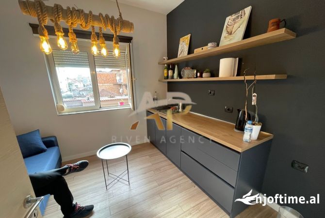 Jepet me qera zyre 2+1 e mobilur ne Rrugen Bardhyl