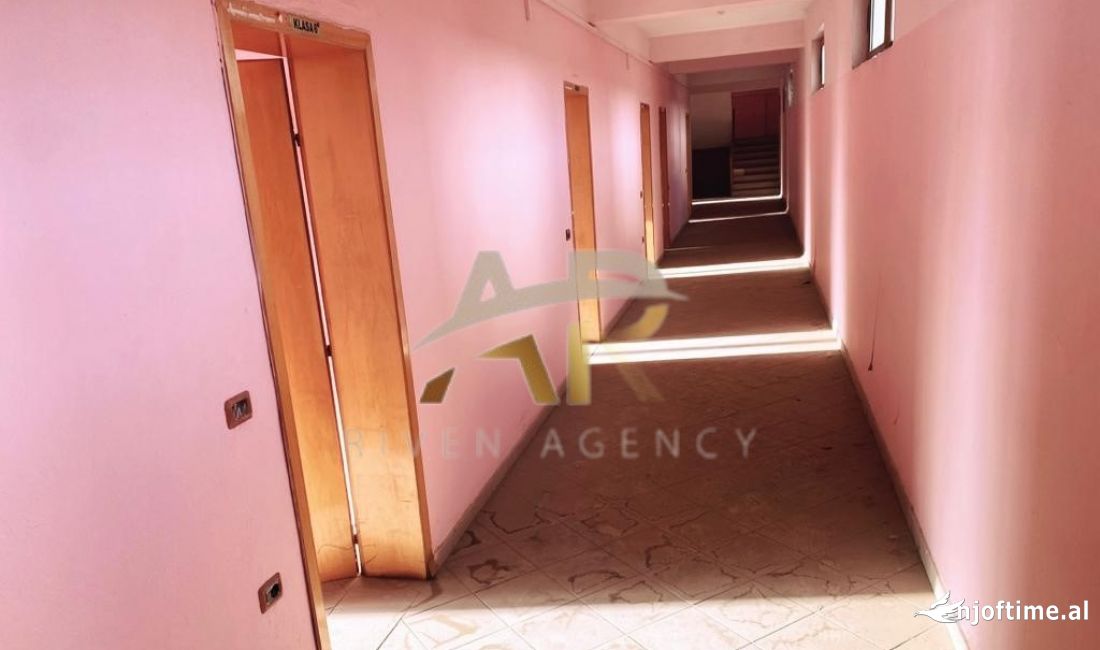 Shitet Godine multifunksionale 4 kateshe tek Kthesa e Kamzes