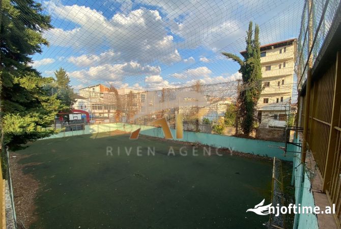 Shitet Godine multifunksionale 4 kateshe tek Kthesa e Kamzes