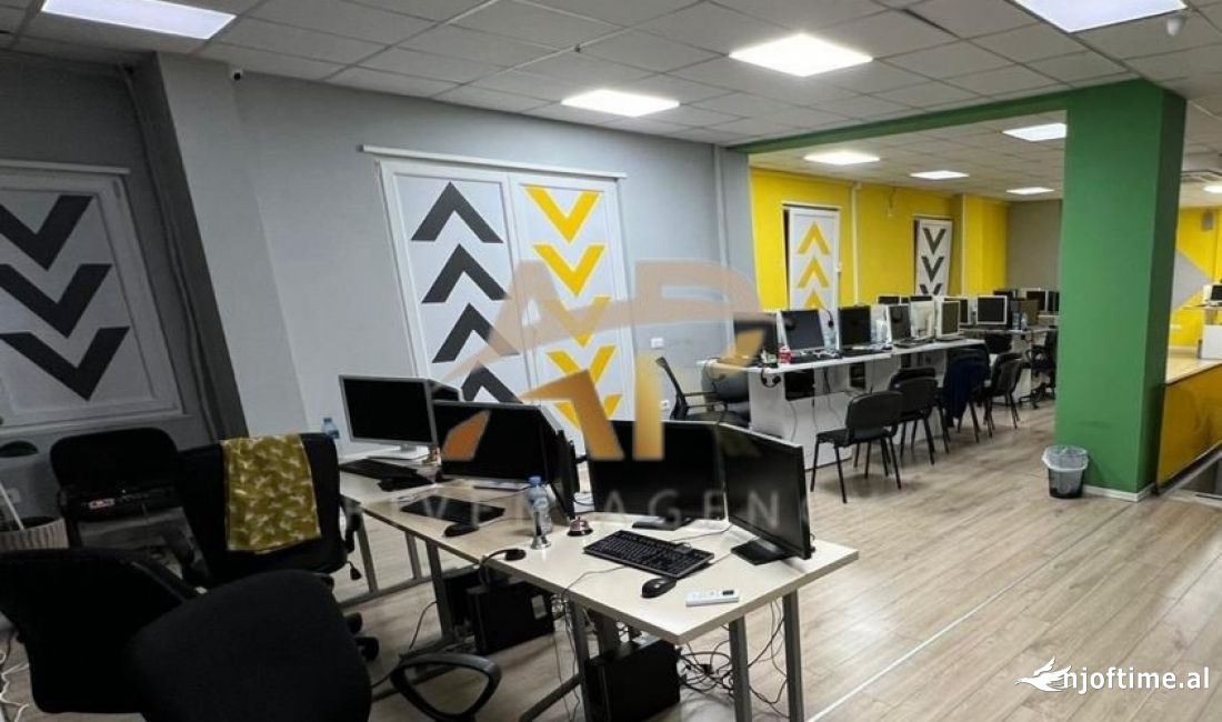 Jepet me qera ambient komercial i pershtatshem per cdo lloj biznesi
