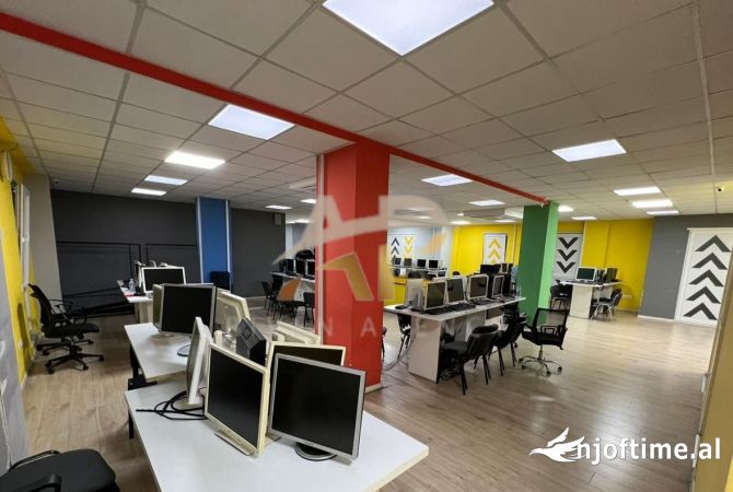 Jepet me qera ambient komercial i pershtatshem per cdo lloj biznesi